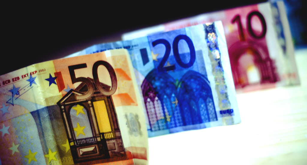 Speculative and Commercial Markets Remain Heavily Biased Against Pound Sterling