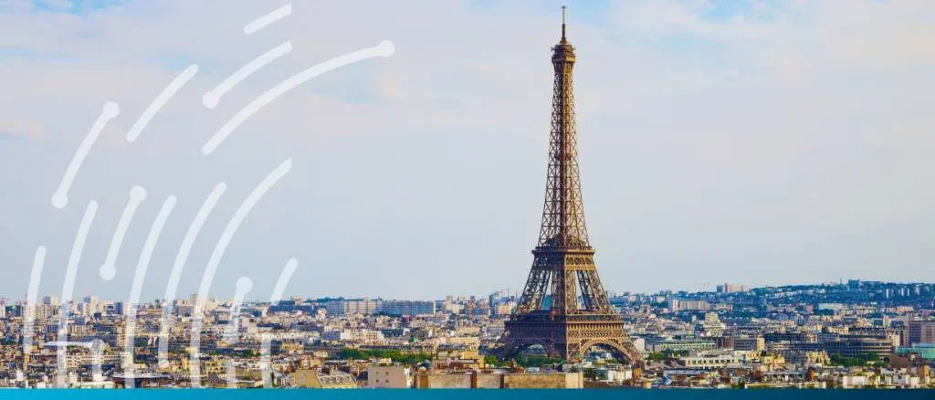 Iconic Eiffel Tower in Paris, symbolizing France’s 2025-2026 roadmap for a coherent national logistics strategy and the digitization of trade finance as a crucial financing lever for European companies.